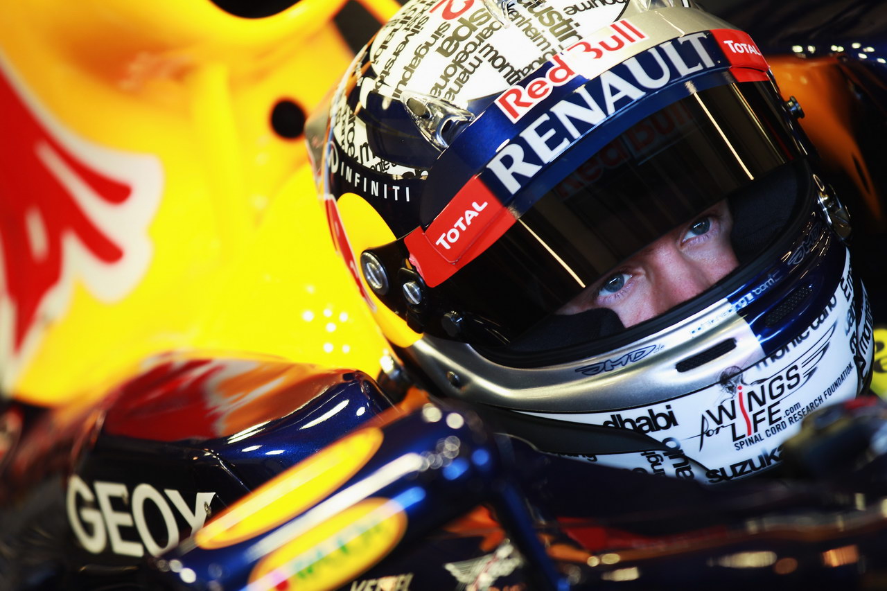 Jerez Test Febbraio 2012, JEREZ DE LA FRONTERA, SPAIN - FEBRUARY 09:  Sebastian Vettel of Germany e Red Bull Racing prepares to drive the new Red Bull Racing RB8 during day three of Formula One winter testing at the Circuito de Jerez on February 9, 2012 in Jerez de la Frontera, Spain.  (Photo by Mark Thompson/Getty Images)