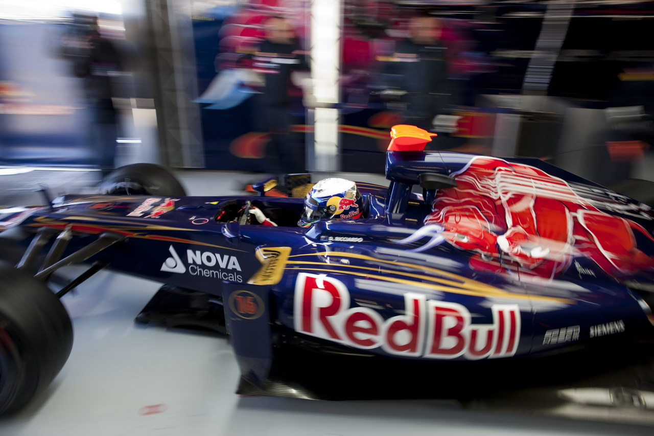 Jerez Test Febbraio 2012, JEREZ DE LA FRONTERA, SPAIN - FEBRUARY 07:  Scuderia Toro Rosso driver Daniel Ricciardo of Australia drives the new STR7 during Formula One winter testing at the Circuito de Jerez on February 7, 2012 in Jerez de la Frontera, Spain.  (Photo by Peter Fox/Getty Images)