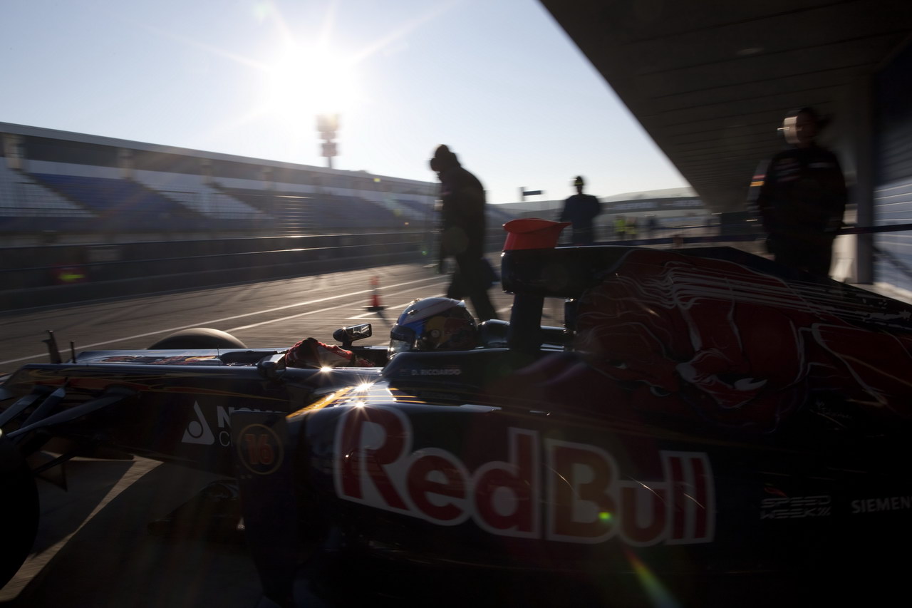 Jerez Test Febbraio 2012, JEREZ DE LA FRONTERA, SPAIN - FEBRUARY 07:  Scuderia Toro Rosso driver Daniel Ricciardo of Australia drives the new STR7 during Formula One winter testing at the Circuito de Jerez on February 7, 2012 in Jerez de la Frontera, Spain.  (Photo by Peter Fox/Getty Images)