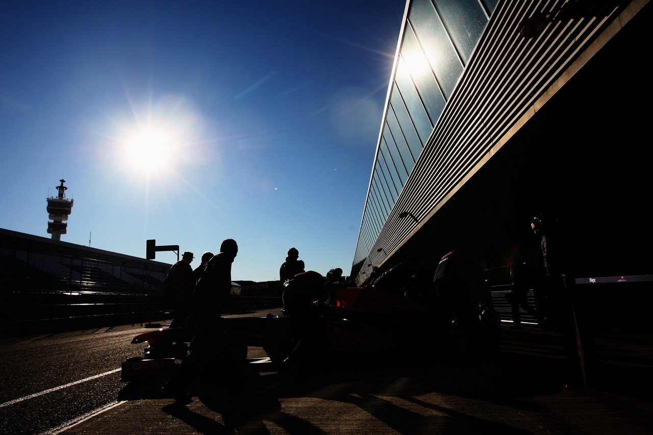 Jerez Test Febbraio 2012, JEREZ DE LA FRONTERA, SPAIN - FEBRUARY 08:  Mark Webber of Australia e Red Bull Racing is pushed back into his team garage after driving during day two of Formula One winter testing at the Circuito de Jerez on February 8, 2012 in Jerez de la Frontera, Spain.  (Photo by Ker Robertson/Getty Images)