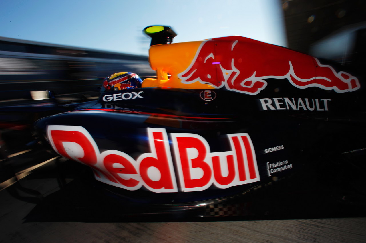 Jerez Test Febbraio 2012, JEREZ DE LA FRONTERA, SPAIN - FEBRUARY 08:  Mark Webber of Australia e Red Bull Racing exits his his team garage during day two of Formula One winter testing at the Circuito de Jerez on February 8, 2012 in Jerez de la Frontera, Spain.  (Photo by Mark Thompson/Getty Images)