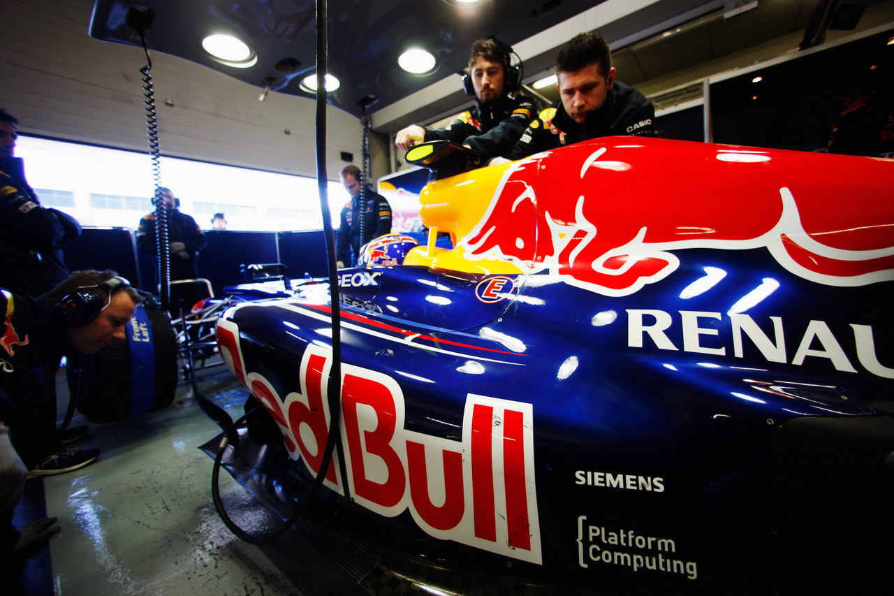 Jerez Test Febbraio 2012, JEREZ DE LA FRONTERA, SPAIN - FEBRUARY 08:  Mark Webber of Australia e Red Bull Racing prepares to drive during day two of Formula One winter testing at the Circuito de Jerez on February 8, 2012 in Jerez de la Frontera, Spain.  (Photo by Mark Thompson/Getty Images)