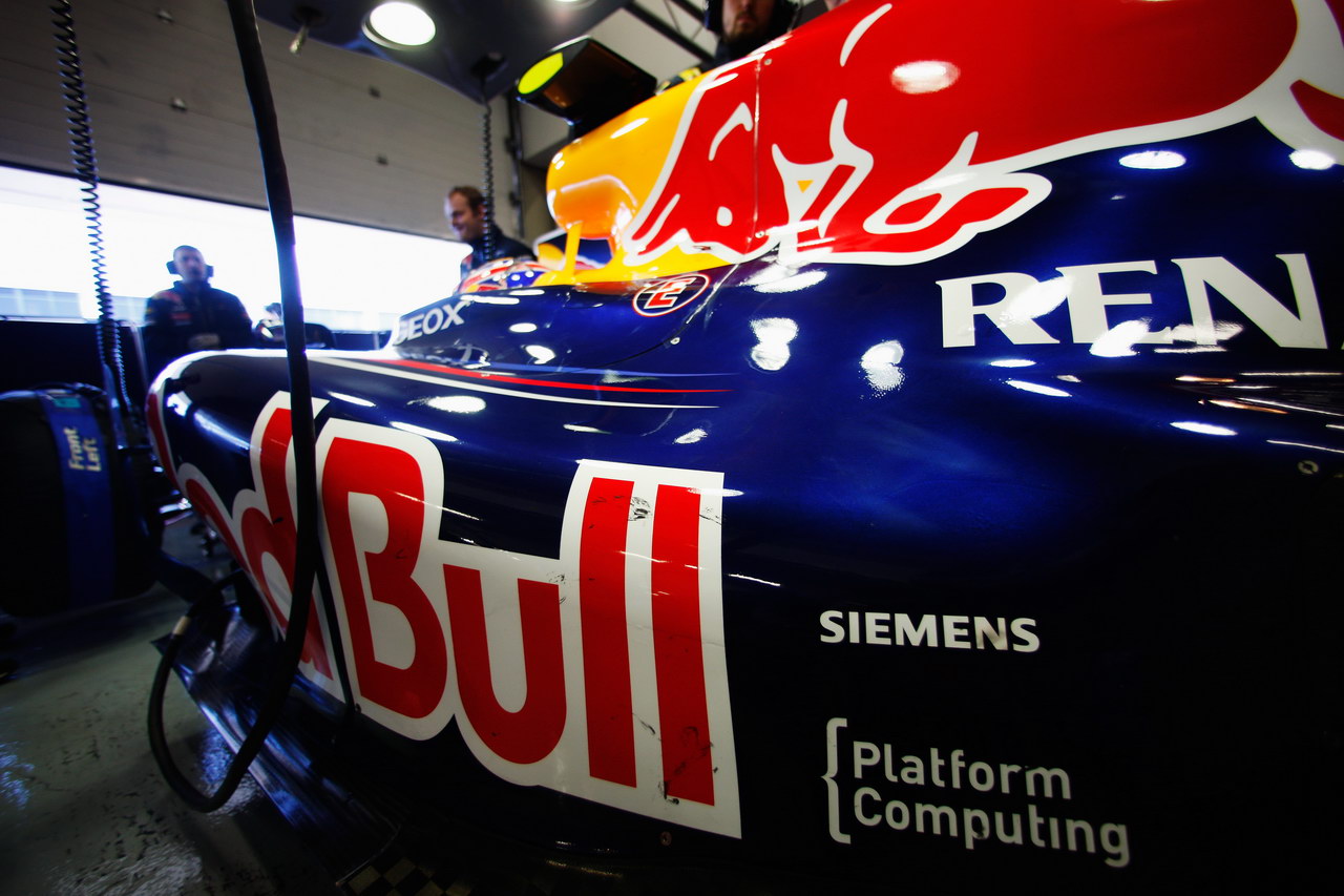 Jerez Test Febbraio 2012, JEREZ DE LA FRONTERA, SPAIN - FEBRUARY 08:  Mark Webber of Australia e Red Bull Racing prepares to drive during day two of Formula One winter testing at the Circuito de Jerez on February 8, 2012 in Jerez de la Frontera, Spain.  (Photo by Mark Thompson/Getty Images)