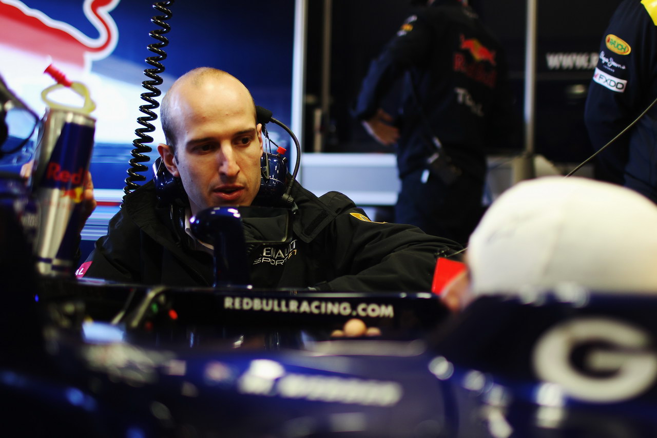 Jerez Test Febbraio 2012, JEREZ DE LA FRONTERA, SPAIN - FEBRUARY 08:  Mark Webber (R) of Australia e Red Bull Racing talks with an engineer as he prepares to drive during day two of Formula One winter testing at the Circuito de Jerez on February 8, 2012 in Jerez de la Frontera, Spain.  (Photo by Mark Thompson/Getty Images)