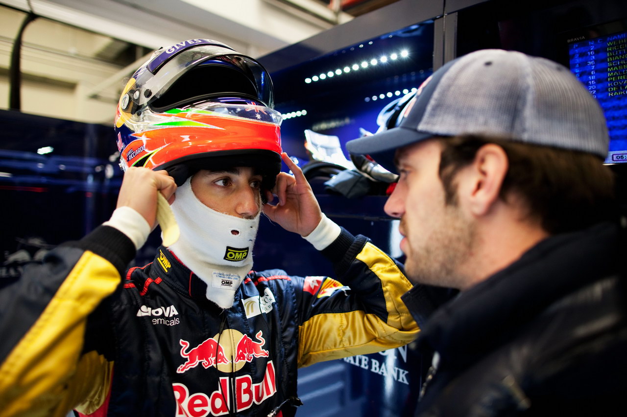 Jerez Test Febbraio 2012, JEREZ DE LA FRONTERA, SPAIN - FEBRUARY 08:  Daniel Ricciardo of Australia e Scuderia Toro Rosso prepares to drive during day two of Formula One winter testing at the Circuito de Jerez on February 8, 2012 in Jerez de la Frontera, Spain.  (Photo by Peter Fox/Getty Images)