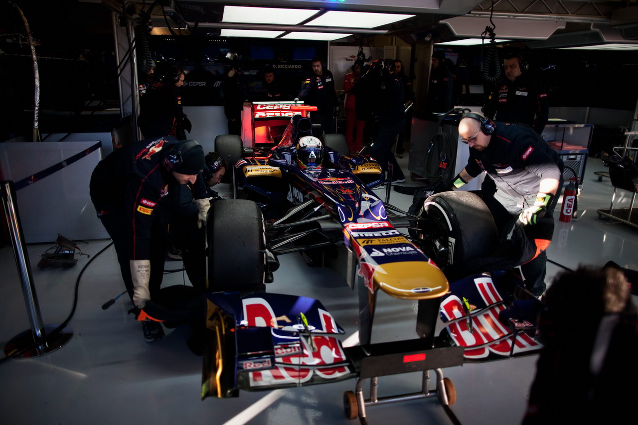 Jerez Test Febbraio 2012, JEREZ DE LA FRONTERA, SPAIN - FEBRUARY 08:  Daniel Ricciardo of Australia e Scuderia Toro Rosso prepares to drive during day two of Formula One winter testing at the Circuito de Jerez on February 8, 2012 in Jerez de la Frontera, Spain.  (Photo by Peter Fox/Getty Images)