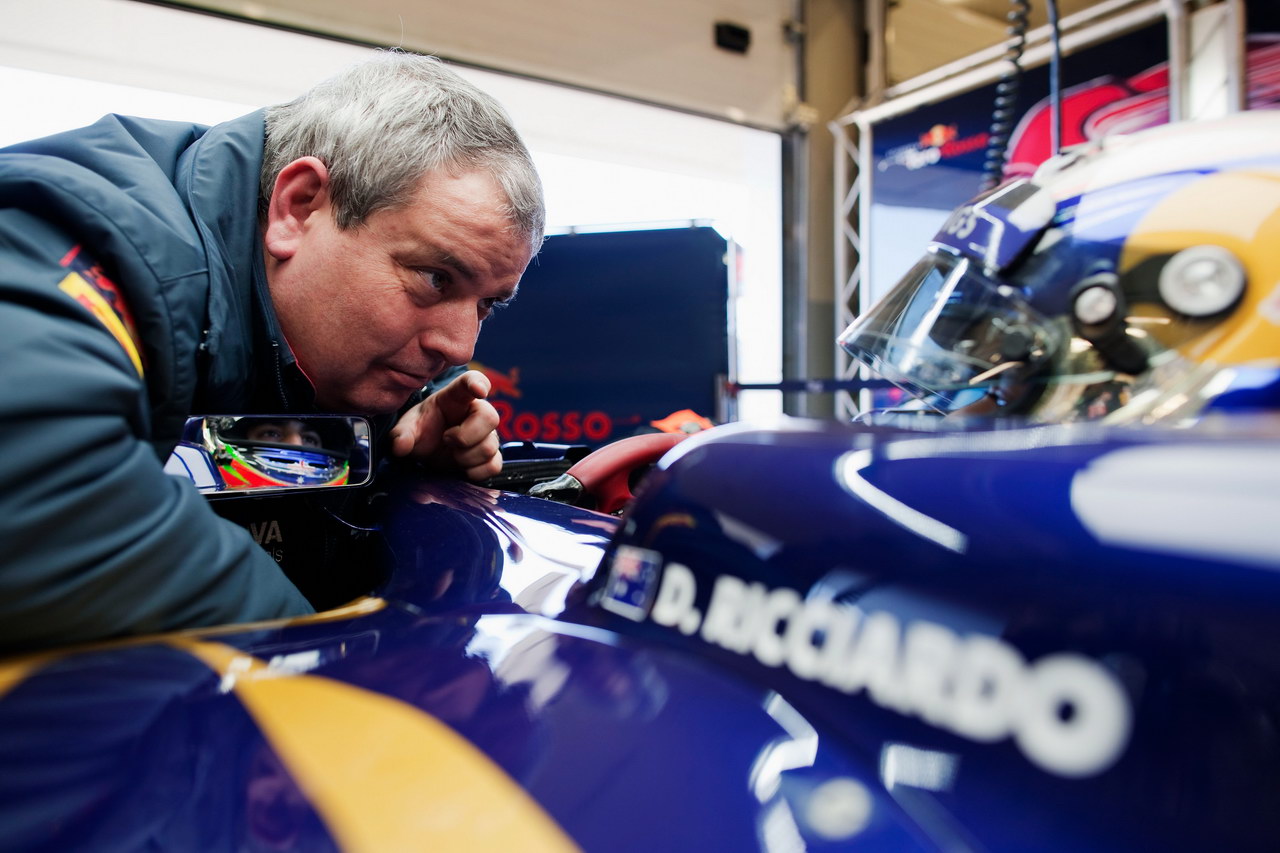 Jerez Test Febbraio 2012, JEREZ DE LA FRONTERA, SPAIN - FEBRUARY 08:  Daniel Ricciardo (R) of Australia e Scuderia Toro Rosso talks with Scuderia Toro Rosso Technical Director Giorgio Ascanelli (L) during day two of Formula One winter testing at the Circuito de Jerez on February 8, 2012 in Jerez de la Frontera, Spain.  (Photo by Peter Fox/Getty Images)