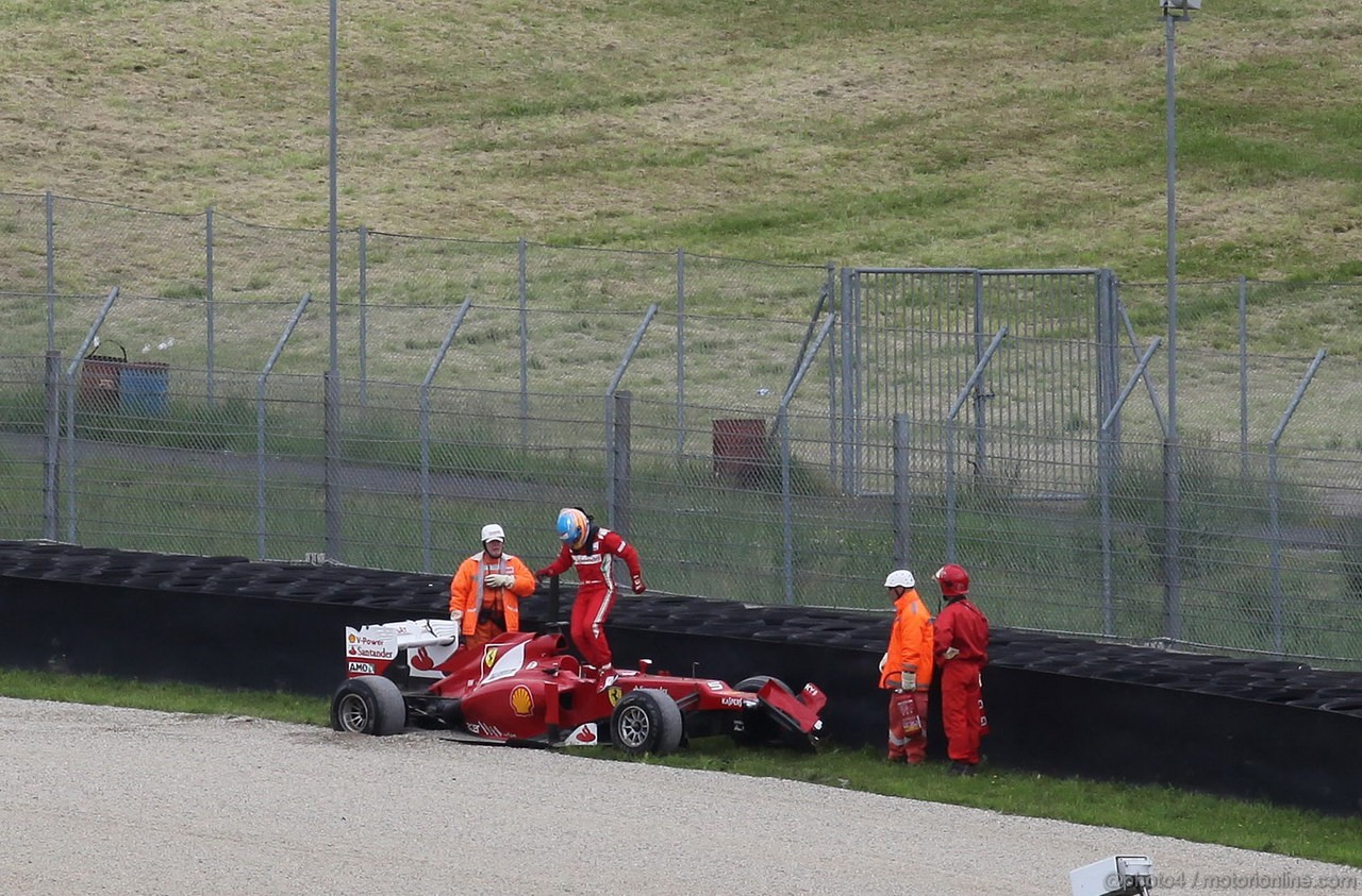 Mugello Test Maggio 2012, Fernando Alonso (ESP), Ferrari crashes in the updated Ferrari 
03.05.2012. Formula 1 World Championship, Testing, Mugello, Italy 
 