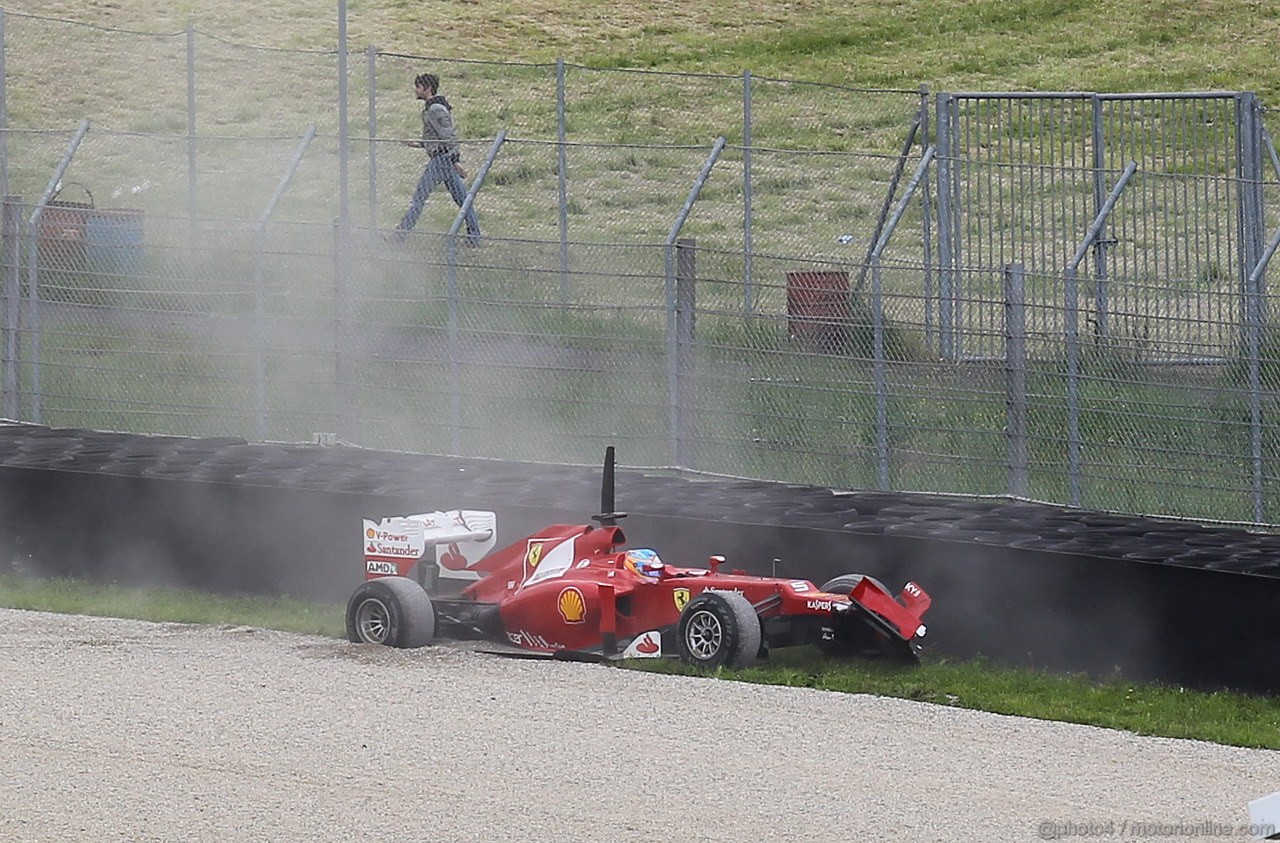 Mugello Test Maggio 2012, Fernando Alonso (ESP), Ferrari crashes in the updated Ferrari 
03.05.2012. Formula 1 World Championship, Testing, Mugello, Italy 
