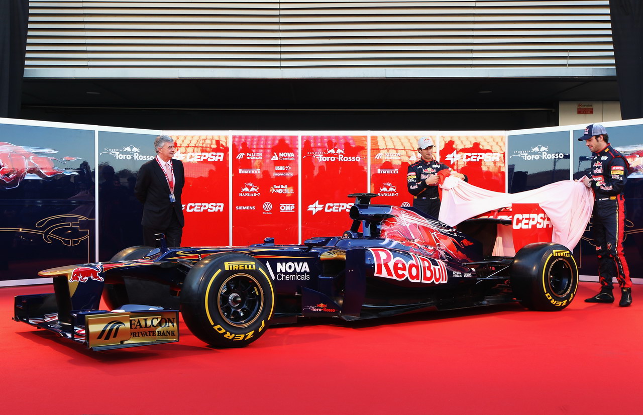 Toro Rosso STR7, JEREZ DE LA FRONTERA, SPAIN - FEBRUARY 06:  Scuderia Toro Rosso drivers Jean-Eric Vergne (R) of France e Daniel Ricciardo (C) of Australia unveil the new Scuderia Toro Rosso STR7 alongside CEPSA Co-Chairman Santiago Bergareche (L) at the Circuito de Jerez on February 6, 2012 in Jerez de la Frontera, Spain.  (Photo by Mark Thompson/Getty Images)