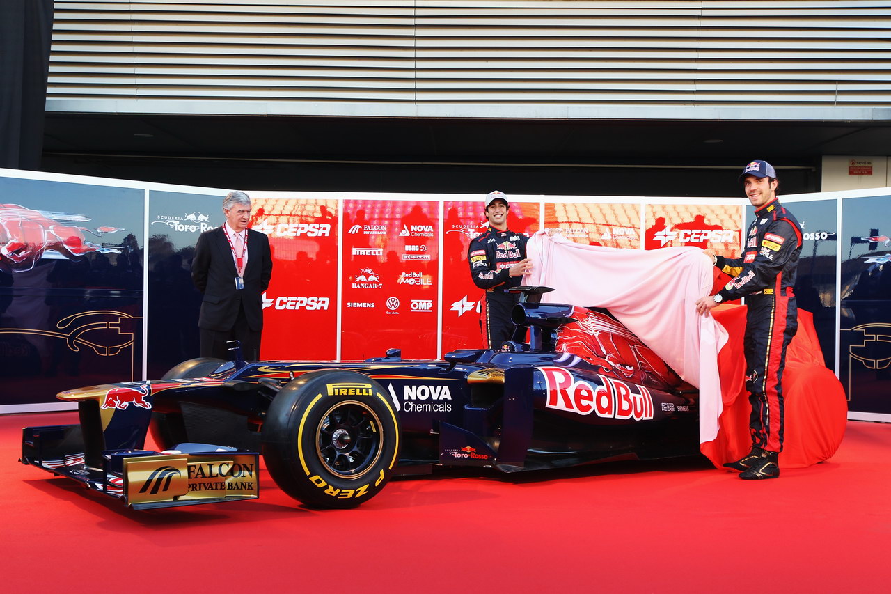 Toro Rosso STR7, JEREZ DE LA FRONTERA, SPAIN - FEBRUARY 06:  Scuderia Toro Rosso drivers Jean-Eric Vergne (R) of France e Daniel Ricciardo (C) of Australia unveil the new Scuderia Toro Rosso STR7 alongside CEPSA Co-Chairman Santiago Bergareche (L) at the Circuito de Jerez on February 6, 2012 in Jerez de la Frontera, Spain.  (Photo by Mark Thompson/Getty Images)