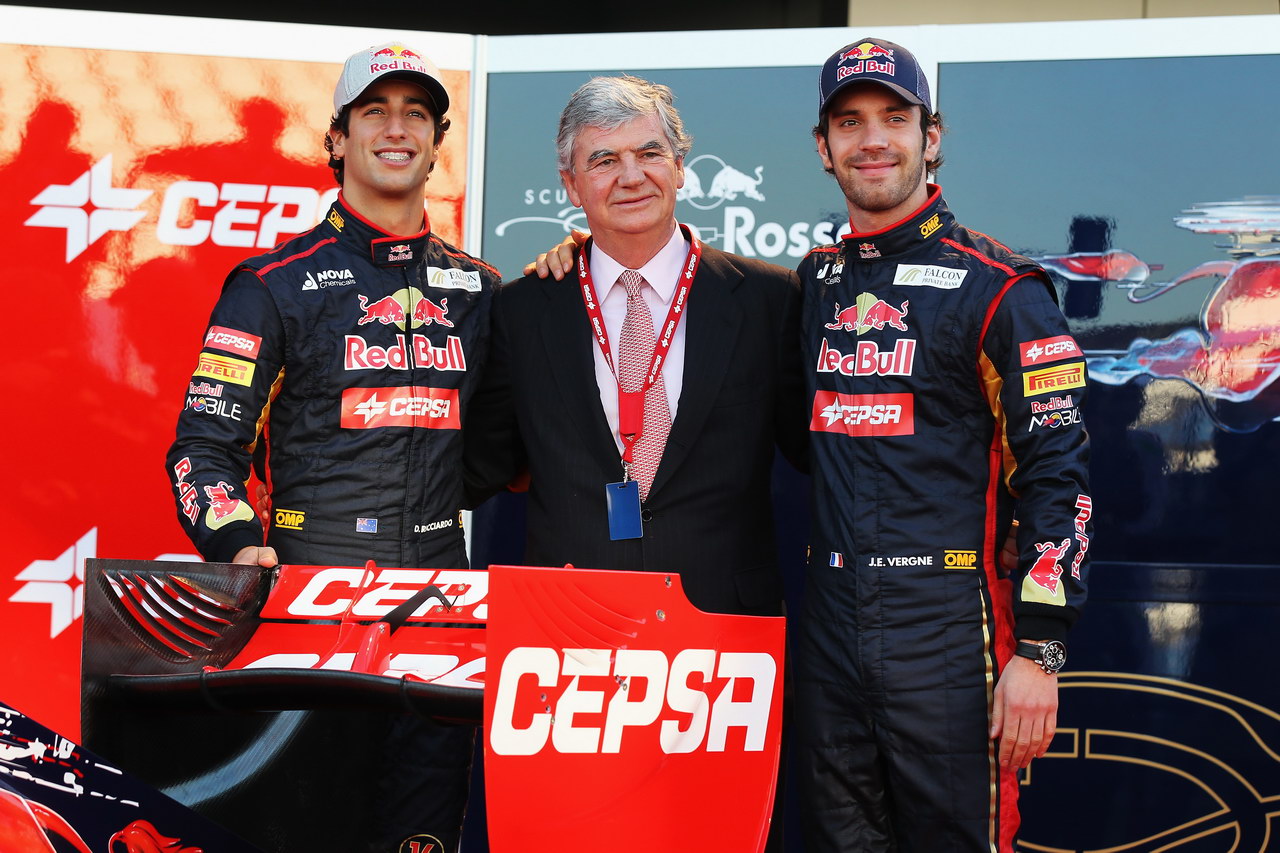 Toro Rosso STR7, JEREZ DE LA FRONTERA, SPAIN - FEBRUARY 06:  Scuderia Toro Rosso drivers Jean-Eric Vergne (R) of France e Daniel Ricciardo (L) of Australia unveil the new Scuderia Toro Rosso STR7 alongside CEPSA Co-Chairman Santiago Bergareche (C) at the Circuito de Jerez on February 6, 2012 in Jerez de la Frontera, Spain.  (Photo by Mark Thompson/Getty Images)