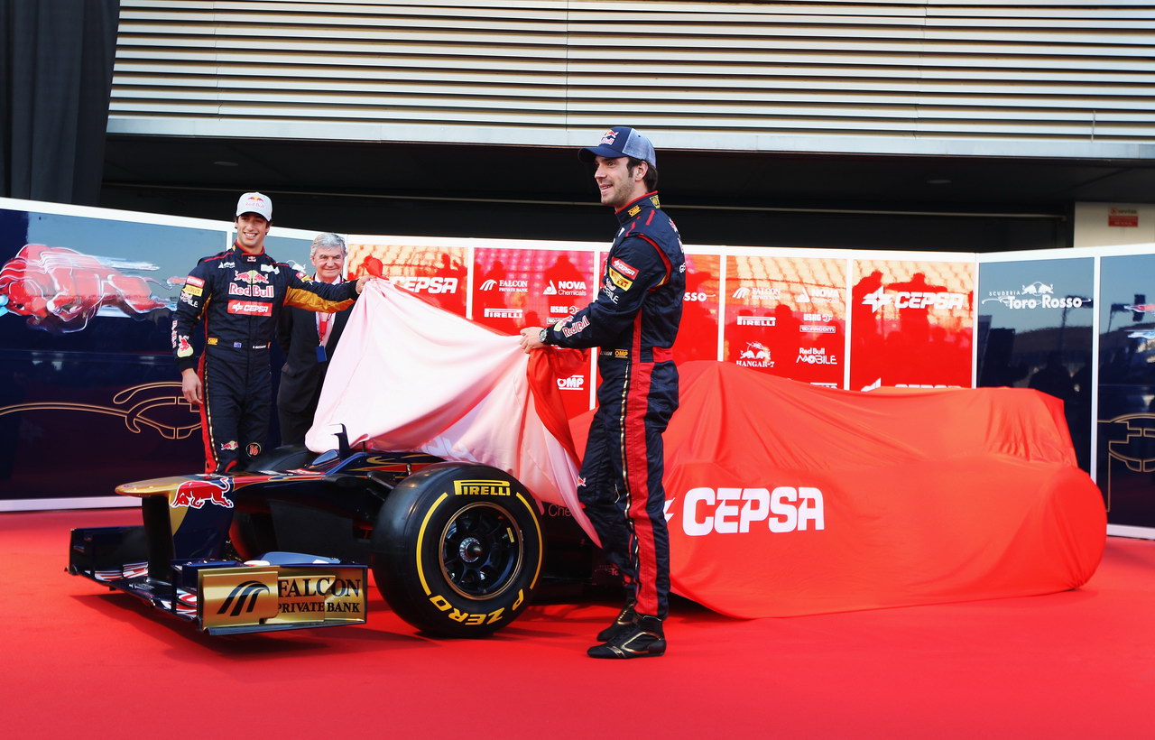 Toro Rosso STR7, JEREZ DE LA FRONTERA, SPAIN - FEBRUARY 06:  Scuderia Toro Rosso drivers Jean-Eric Vergne (R) of France e Daniel Ricciardo (L) of Australia unveil the new Scuderia Toro Rosso STR7 alongside CEPSA Co-Chairman Santiago Bergareche (C) at the Circuito de Jerez on February 6, 2012 in Jerez de la Frontera, Spain.  (Photo by Mark Thompson/Getty Images)