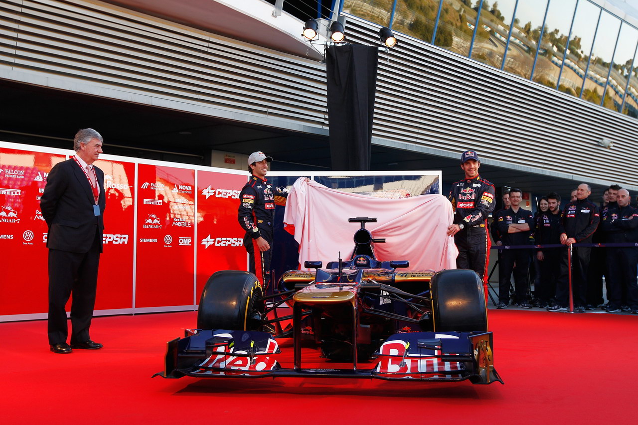 Toro Rosso STR7, JEREZ DE LA FRONTERA, SPAIN - FEBRUARY 06:  Scuderia Toro Rosso drivers Jean-Eric Vergne (R) of France e Daniel Ricciardo (C) of Australia unveil the new Scuderia Toro Rosso STR7 alongside CEPSA Co-Chairman Santiago Bergareche (L) at the Circuito de Jerez on February 6, 2012 in Jerez de la Frontera, Spain.  (Photo by Paul Gilham/Getty Images)