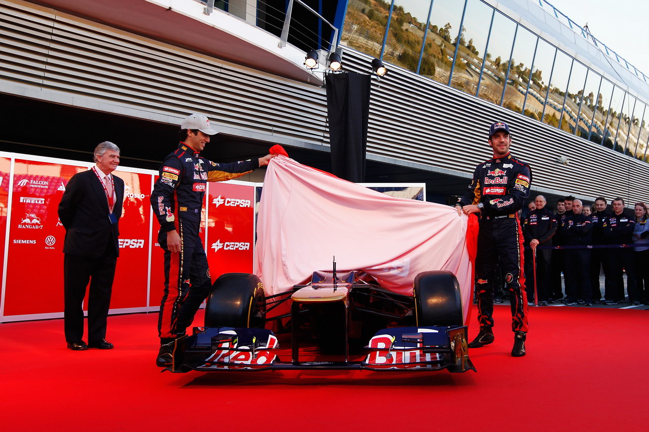 Toro Rosso STR7, JEREZ DE LA FRONTERA, SPAIN - FEBRUARY 06:  Scuderia Toro Rosso drivers Jean-Eric Vergne (R) of France e Daniel Ricciardo (C) of Australia unveil the new Scuderia Toro Rosso STR7 alongside CEPSA Co-Chairman Santiago Bergareche (L) at the Circuito de Jerez on February 6, 2012 in Jerez de la Frontera, Spain.  (Photo by Paul Gilham/Getty Images)