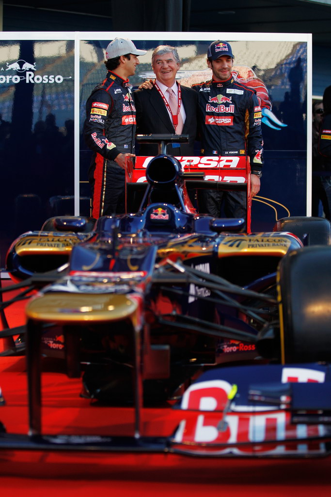 Toro Rosso STR7, JEREZ DE LA FRONTERA, SPAIN - FEBRUARY 06:  Scuderia Toro Rosso drivers Jean-Eric Vergne (R) of France e Daniel Ricciardo (L) of Australia unveil the new Scuderia Toro Rosso STR7 alongside CEPSA Co-Chairman Santiago Bergareche (C) at the Circuito de Jerez on February 6, 2012 in Jerez de la Frontera, Spain.  (Photo by Paul Gilham/Getty Images)