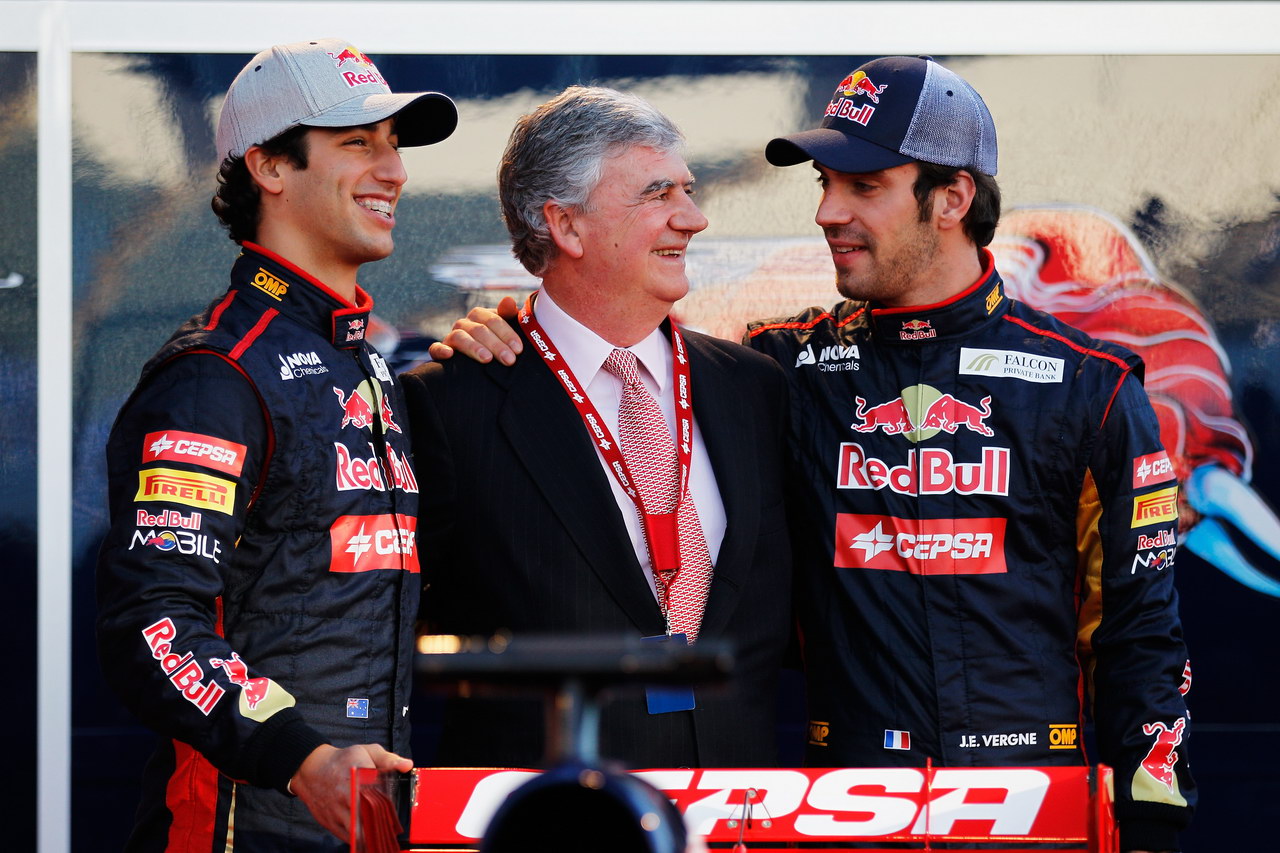 Toro Rosso STR7, JEREZ DE LA FRONTERA, SPAIN - FEBRUARY 06:  Scuderia Toro Rosso drivers Jean-Eric Vergne (R) of France e Daniel Ricciardo (L) of Australia unveil the new Scuderia Toro Rosso STR7 alongside CEPSA Co-Chairman Santiago Bergareche (C) at the Circuito de Jerez on February 6, 2012 in Jerez de la Frontera, Spain.  (Photo by Paul Gilham/Getty Images)