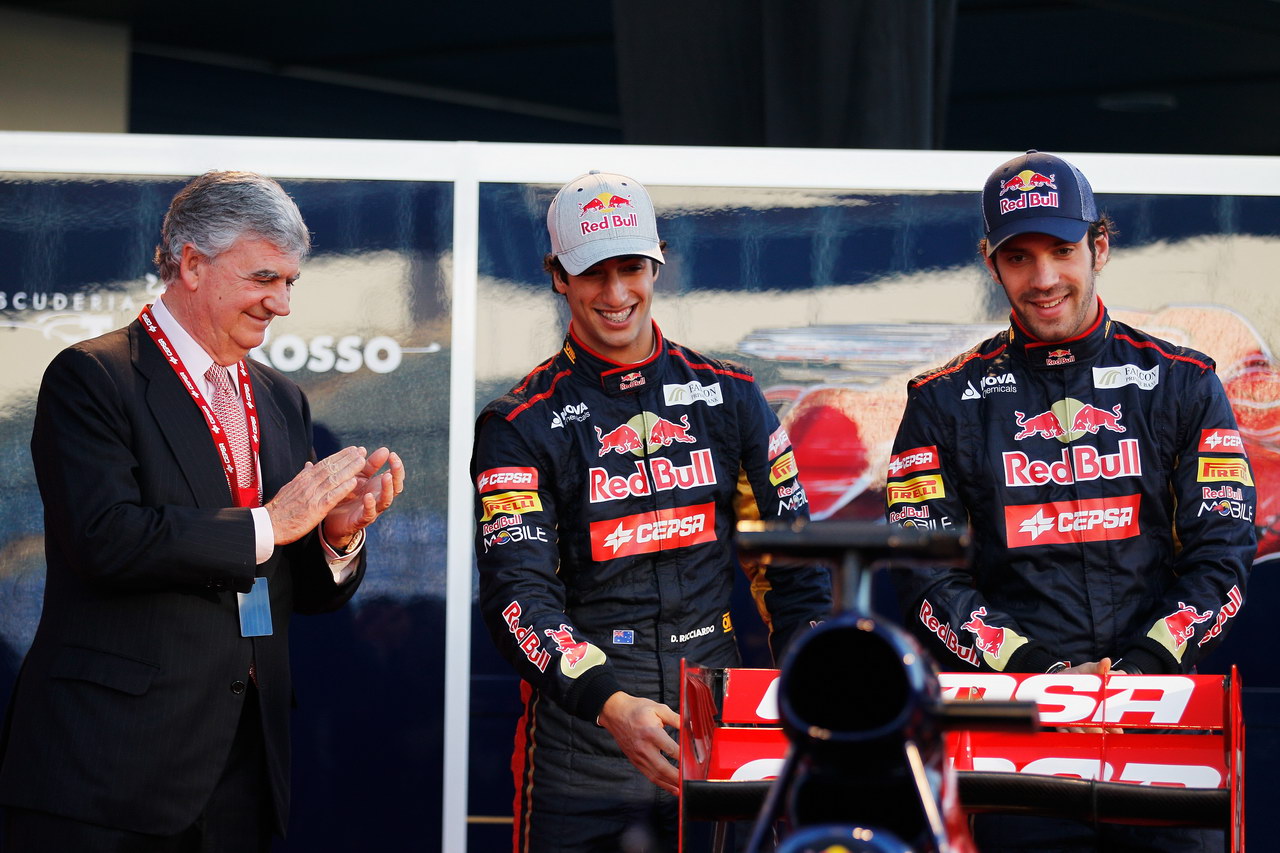 Toro Rosso STR7, JEREZ DE LA FRONTERA, SPAIN - FEBRUARY 06:  Scuderia Toro Rosso drivers Jean-Eric Vergne (R) of France e Daniel Ricciardo (C) of Australia unveil the new Scuderia Toro Rosso STR7 alongside CEPSA Co-Chairman Santiago Bergareche (L) at the Circuito de Jerez on February 6, 2012 in Jerez de la Frontera, Spain.  (Photo by Paul Gilham/Getty Images)