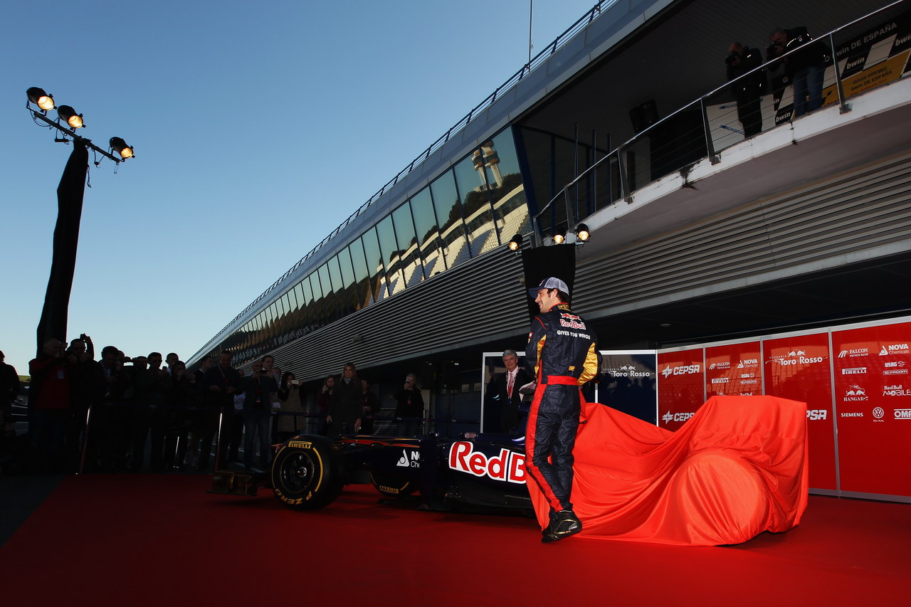 Toro Rosso STR7, JEREZ DE LA FRONTERA, SPAIN - FEBRUARY 06:  Scuderia Toro Rosso drivers Jean-Eric Vergne (R) of France e Daniel Ricciardo (hidden) of Australia unveil the new Scuderia Toro Rosso STR7 alongside CEPSA Co-Chairman Santiago Bergareche (L) at the Circuito de Jerez on February 6, 2012 in Jerez de la Frontera, Spain.  (Photo by Clive Mason/Getty Images)