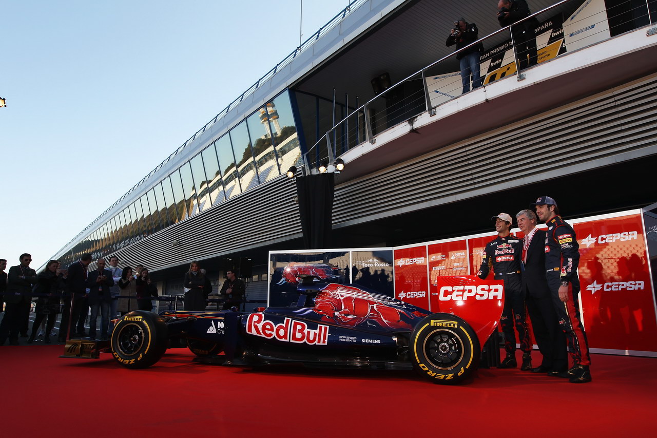 Toro Rosso STR7, JEREZ DE LA FRONTERA, SPAIN - FEBRUARY 06:  Scuderia Toro Rosso drivers Jean-Eric Vergne (R) of France e Daniel Ricciardo (L) of Australia unveil the new Scuderia Toro Rosso STR7 alongside CEPSA Co-Chairman Santiago Bergareche (C) at the Circuito de Jerez on February 6, 2012 in Jerez de la Frontera, Spain.  (Photo by Clive Mason/Getty Images)