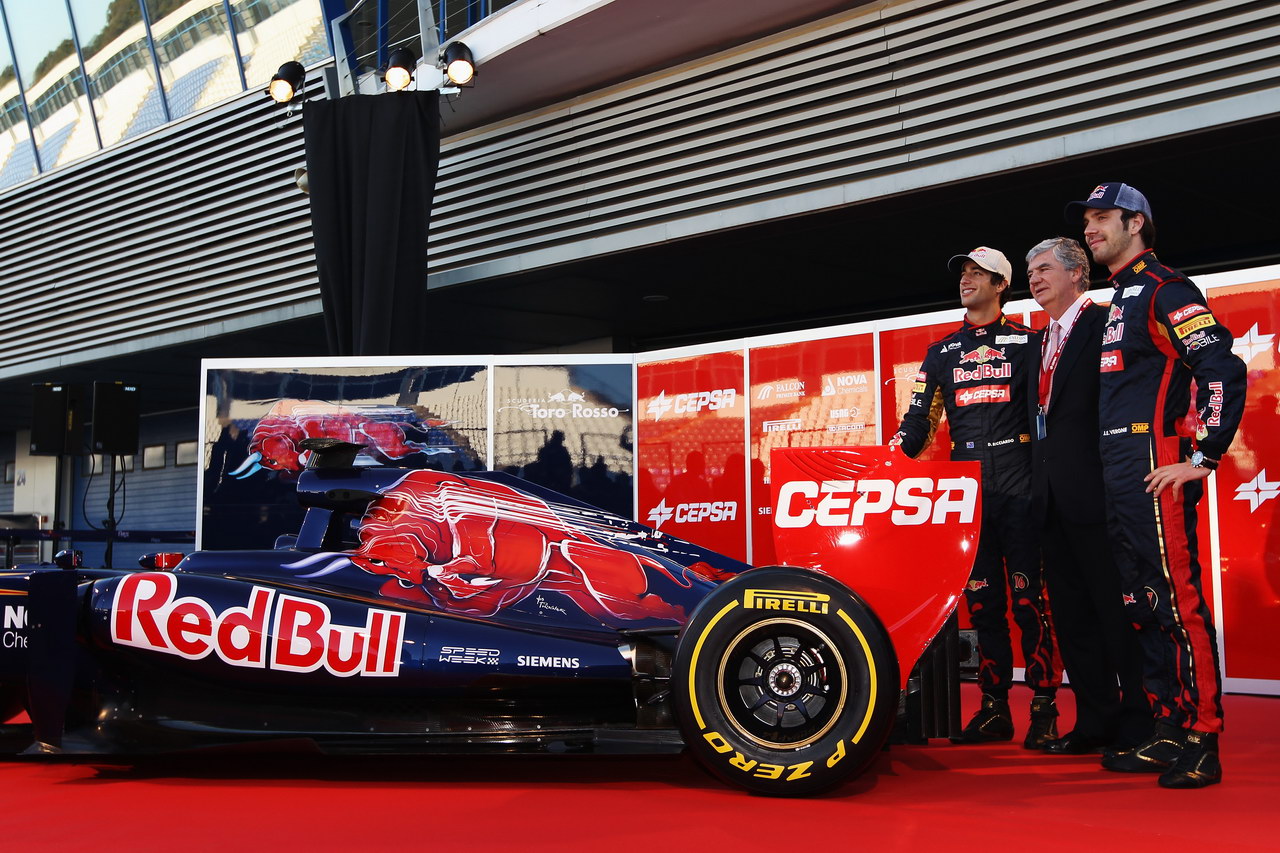 Toro Rosso STR7, JEREZ DE LA FRONTERA, SPAIN - FEBRUARY 06:  Scuderia Toro Rosso drivers Jean-Eric Vergne (R) of France e Daniel Ricciardo (L) of Australia unveil the new Scuderia Toro Rosso STR7 alongside CEPSA Co-Chairman Santiago Bergareche (C) at the Circuito de Jerez on February 6, 2012 in Jerez de la Frontera, Spain.  (Photo by Clive Mason/Getty Images)