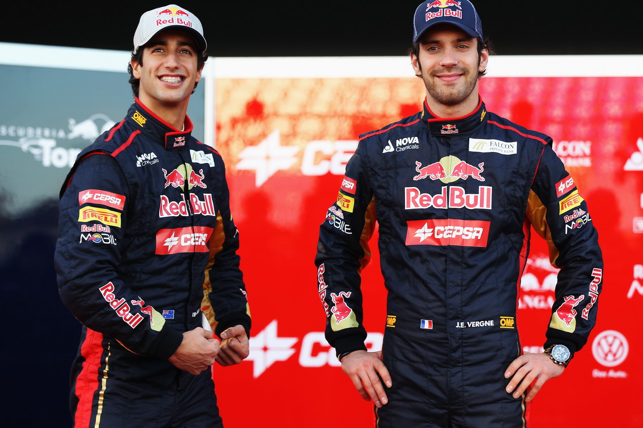 Toro Rosso STR7, JEREZ DE LA FRONTERA, SPAIN - FEBRUARY 06:  Scuderia Toro Rosso drivers Jean-Eric Vergne (R) of France e Daniel Ricciardo (L) of Australia attend the unveiling of the new Scuderia Toro Rosso STR7 at the Circuito de Jerez on February 6, 2012 in Jerez de la Frontera, Spain.  (Photo by Mark Thompson/Getty Images)