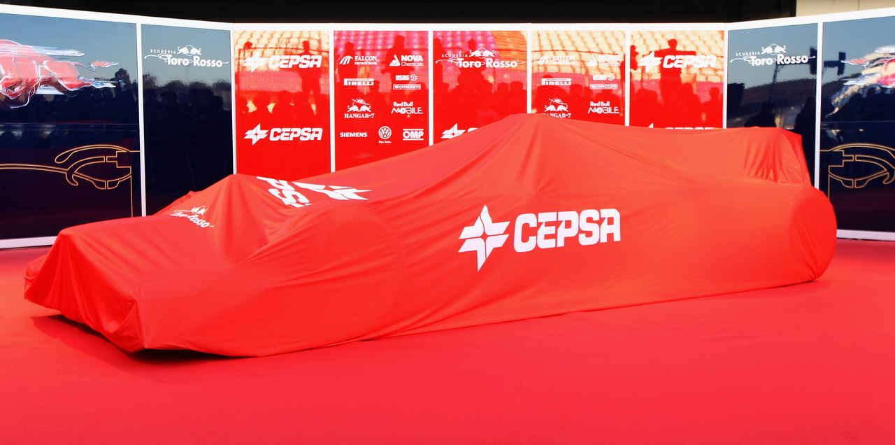 Toro Rosso STR7, JEREZ DE LA FRONTERA, SPAIN - FEBRUARY 06:  The new Scuderia Toro Rosso STR7 about to be unveiled at the Circuito de Jerez on February 6, 2012 in Jerez de la Frontera, Spain.  (Photo by Mark Thompson/Getty Images)