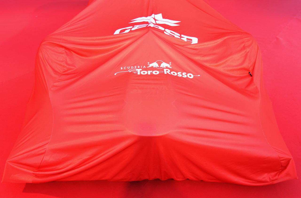 Toro Rosso STR7, JEREZ DE LA FRONTERA, SPAIN - FEBRUARY 06:  The new Scuderia Toro Rosso STR7 about to be unveiled at the Circuito de Jerez on February 6, 2012 in Jerez de la Frontera, Spain.  (Photo by Mark Thompson/Getty Images)