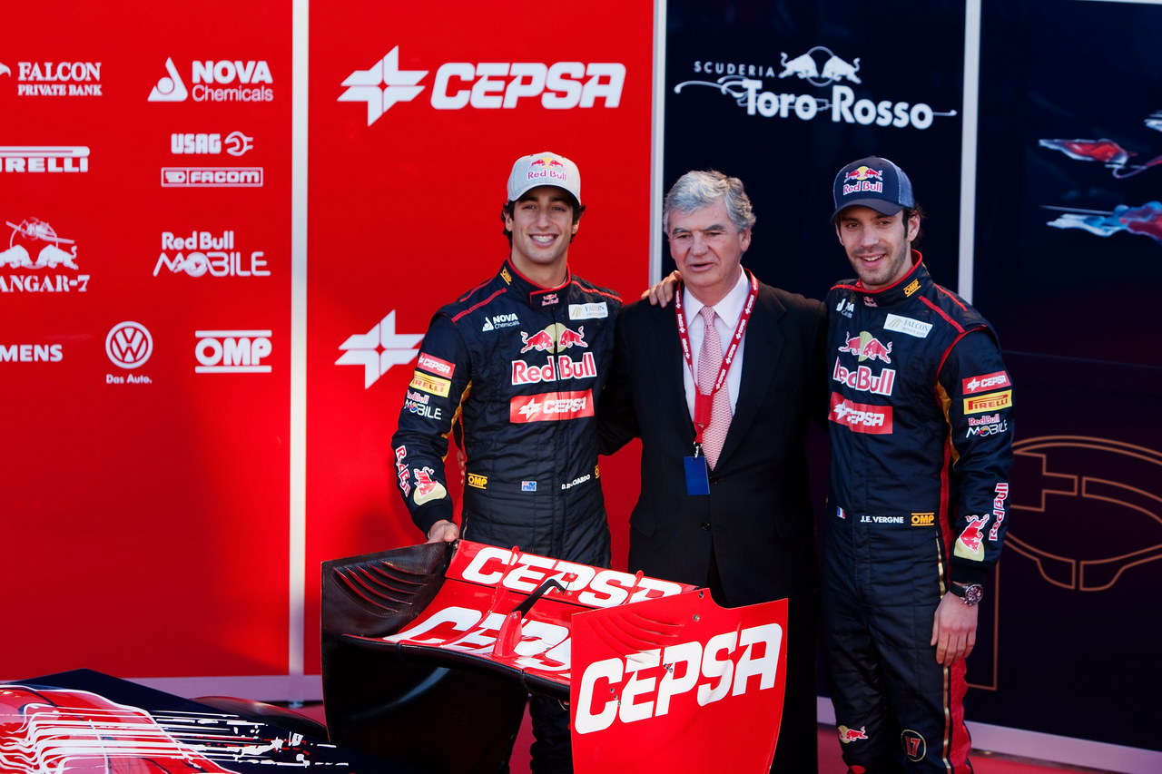 Toro Rosso STR7, JEREZ DE LA FRONTERA, SPAIN - FEBRUARY 06:  Scuderia Toro Rosso drivers Jean-Eric Vergne (R) of France e Daniel Ricciardo (L) of Australia unveil the new Scuderia Toro Rosso STR7 alongside CEPSA Co-Chairman Santiago Bergareche (C) at the Circuito de Jerez on February 6, 2012 in Jerez de la Frontera, Spain.  (Photo by Peter Fox/Getty Images)