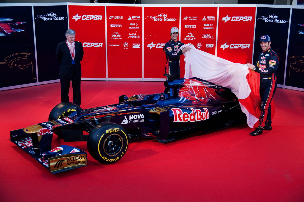 Toro Rosso STR7, JEREZ DE LA FRONTERA, SPAIN - FEBRUARY 06:  Scuderia Toro Rosso drivers Jean-Eric Vergne (R) of France e Daniel Ricciardo (C) of Australia unveil the new Scuderia Toro Rosso STR7 alongside CEPSA Co-Chairman Santiago Bergareche (L) at the Circuito de Jerez on February 6, 2012 in Jerez de la Frontera, Spain.  (Photo by Peter Fox/Getty Images)