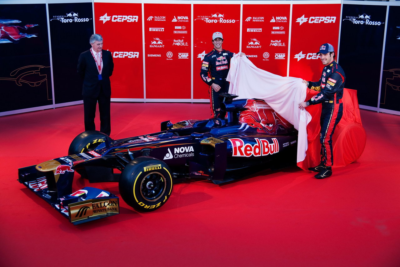 Toro Rosso STR7, JEREZ DE LA FRONTERA, SPAIN - FEBRUARY 06:  Scuderia Toro Rosso drivers Jean-Eric Vergne (R) of France e Daniel Ricciardo (C) of Australia unveil the new Scuderia Toro Rosso STR7 alongside CEPSA Co-Chairman Santiago Bergareche (L) at the Circuito de Jerez on February 6, 2012 in Jerez de la Frontera, Spain.  (Photo by Peter Fox/Getty Images)