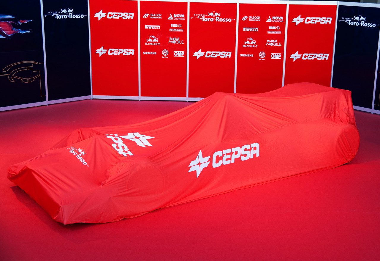 Toro Rosso STR7, JEREZ DE LA FRONTERA, SPAIN - FEBRUARY 06:  The new Scuderia Toro Rosso STR7 about to be unveiled at the Circuito de Jerez on February 6, 2012 in Jerez de la Frontera, Spain.  (Photo by Peter Fox/Getty Images)