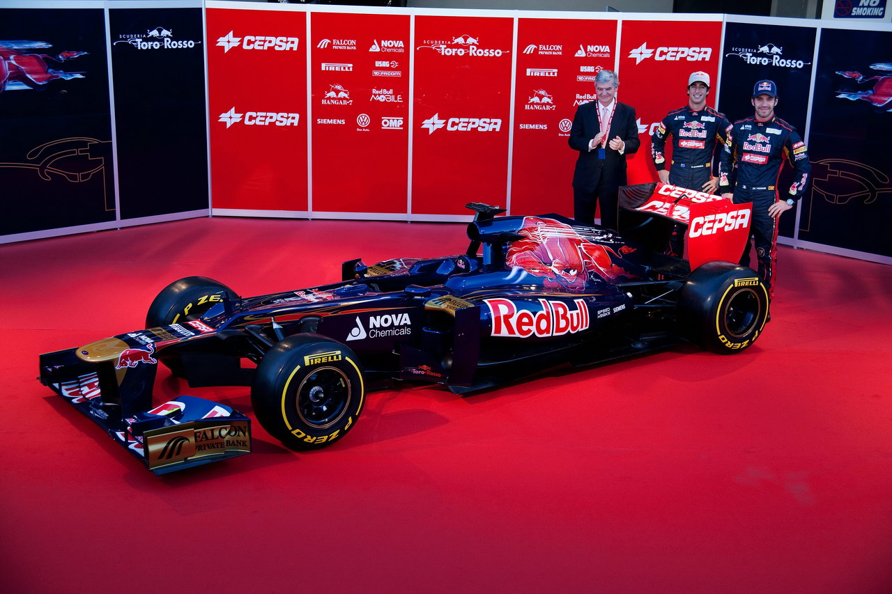 Toro Rosso STR7, JEREZ DE LA FRONTERA, SPAIN - FEBRUARY 06:  Scuderia Toro Rosso drivers Jean-Eric Vergne (R) of France e Daniel Ricciardo (C) of Australia unveil the new Scuderia Toro Rosso STR7 alongside CEPSA Co-Chairman Santiago Bergareche (L) at the Circuito de Jerez on February 6, 2012 in Jerez de la Frontera, Spain.  (Photo by Peter Fox/Getty Images)