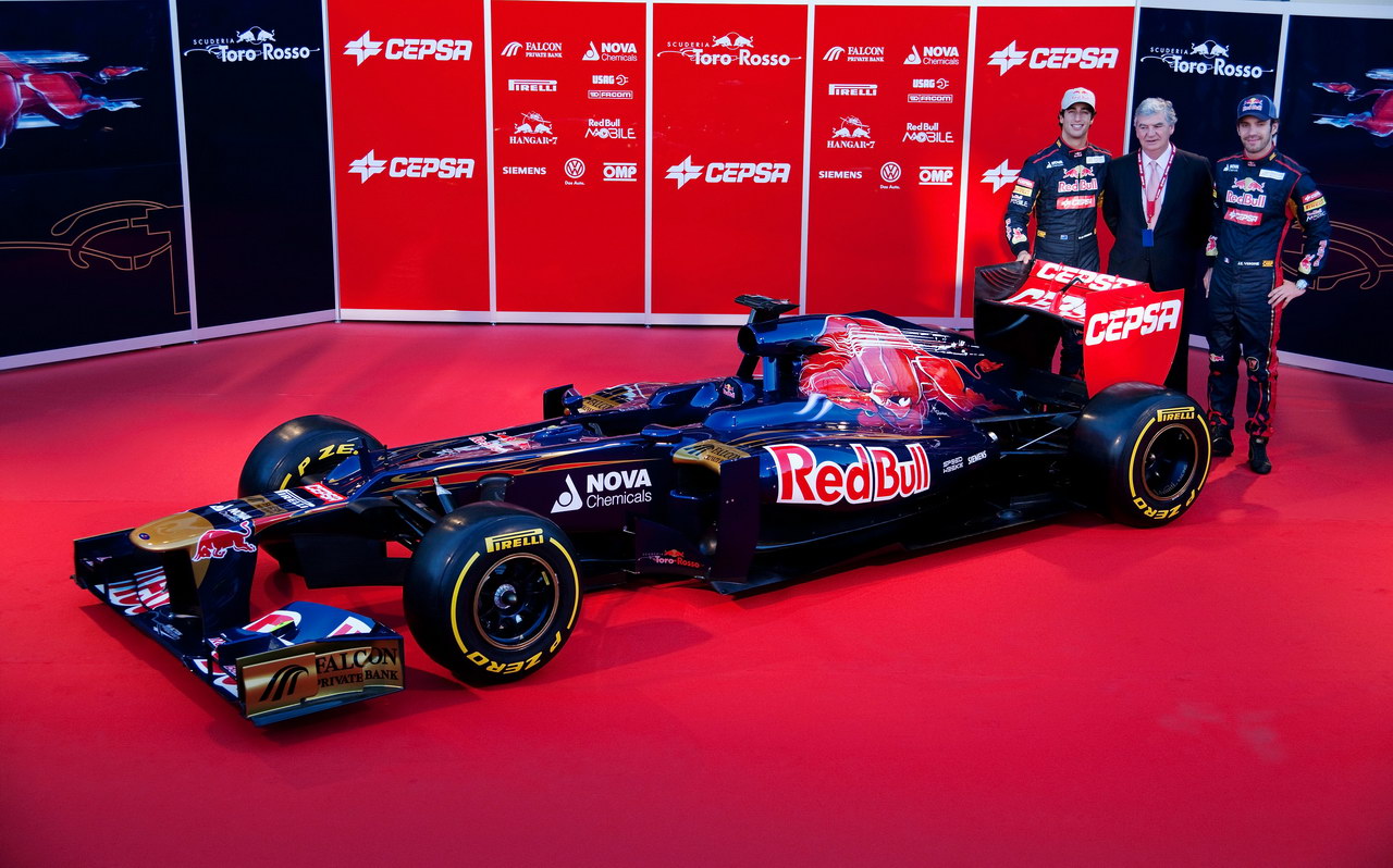 Toro Rosso STR7, JEREZ DE LA FRONTERA, SPAIN - FEBRUARY 06:  Scuderia Toro Rosso drivers Jean-Eric Vergne (R) of France e Daniel Ricciardo (L) of Australia unveil the new Scuderia Toro Rosso STR7 alongside CEPSA Co-Chairman Santiago Bergareche (C) at the Circuito de Jerez on February 6, 2012 in Jerez de la Frontera, Spain.  (Photo by Peter Fox/Getty Images)