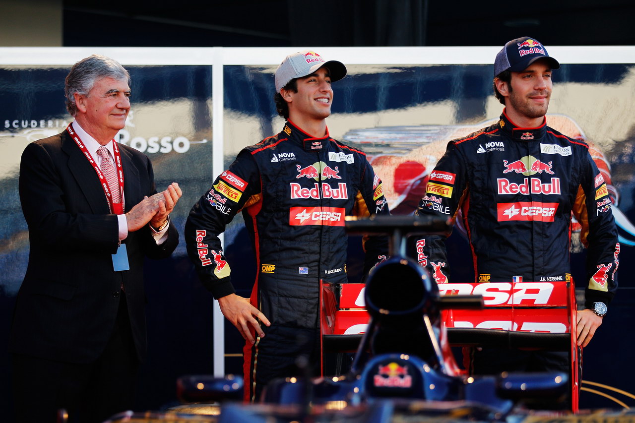 Toro Rosso STR7, JEREZ DE LA FRONTERA, SPAIN - FEBRUARY 06:  Scuderia Toro Rosso drivers Jean-Eric Vergne (R) of France e Daniel Ricciardo (C) of Australia unveil the new Scuderia Toro Rosso STR7 alongside CEPSA Co-Chairman Santiago Bergareche (L) at the Circuito de Jerez on February 6, 2012 in Jerez de la Frontera, Spain.  (Photo by Paul Gilham/Getty Images)
