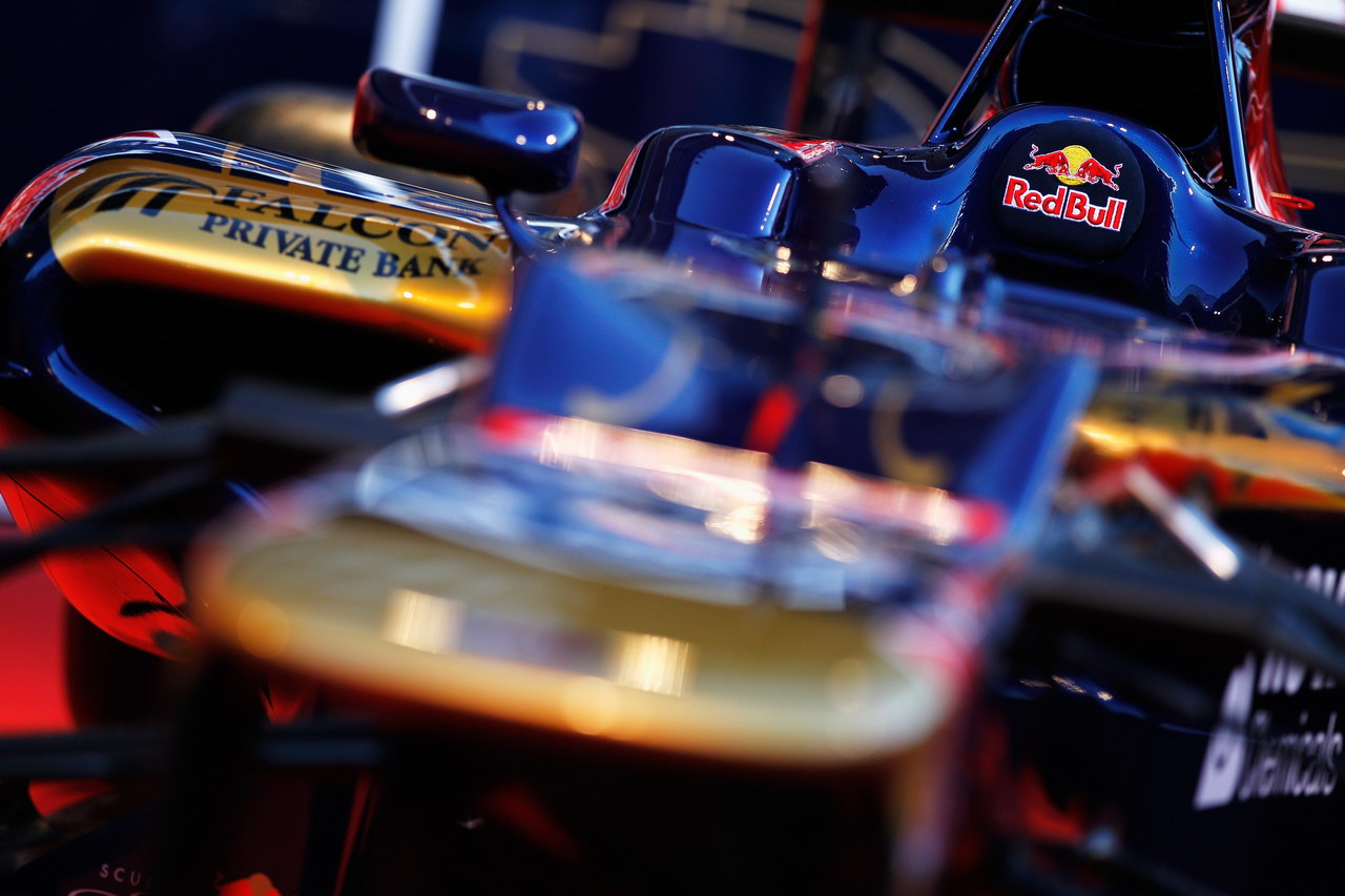 Toro Rosso STR7, JEREZ DE LA FRONTERA, SPAIN - FEBRUARY 06:  The new Scuderia Toro Rosso STR7 is unveiled at the Circuito de Jerez on February 6, 2012 in Jerez de la Frontera, Spain.  (Photo by Paul Gilham/Getty Images)