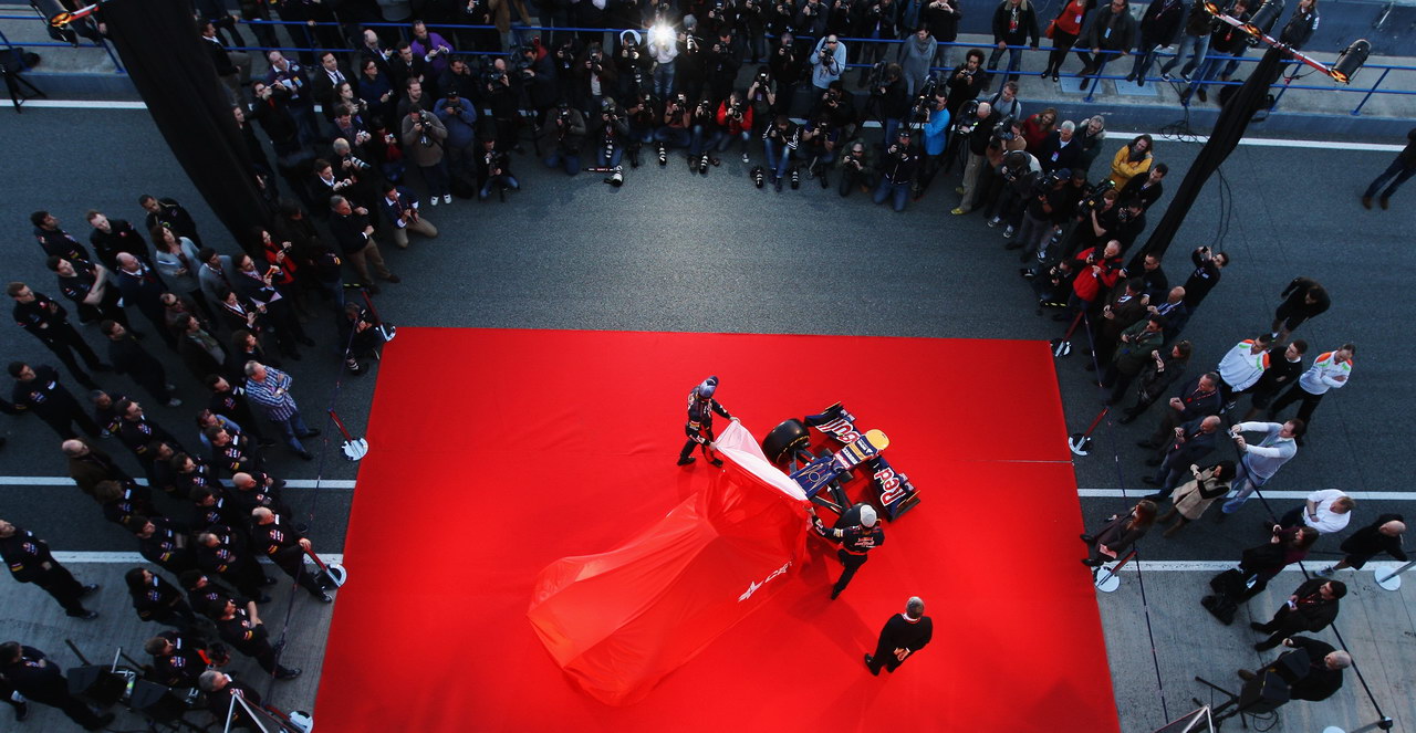 Toro Rosso STR7, JEREZ DE LA FRONTERA, SPAIN - FEBRUARY 06:  Scuderia Toro Rosso drivers Jean-Eric Vergne (L) of France e Daniel Ricciardo (C) of Australia unveil the new Scuderia Toro Rosso STR7 alongside CEPSA Co-Chairman Santiago Bergareche (R) at the Circuito de Jerez on February 6, 2012 in Jerez de la Frontera, Spain.  (Photo by Ker Robertson/Getty Images)