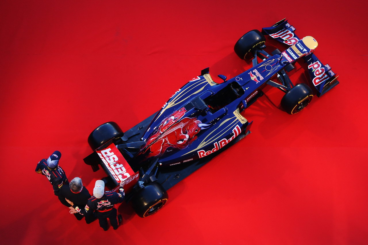 Toro Rosso STR7, JEREZ DE LA FRONTERA, SPAIN - FEBRUARY 06:  Scuderia Toro Rosso drivers Jean-Eric Vergne (L) of France e Daniel Ricciardo (R) of Australia unveil the new Scuderia Toro Rosso STR7 alongside CEPSA Co-Chairman Santiago Bergareche (C) at the Circuito de Jerez on February 6, 2012 in Jerez de la Frontera, Spain.  (Photo by Ker Robertson/Getty Images)