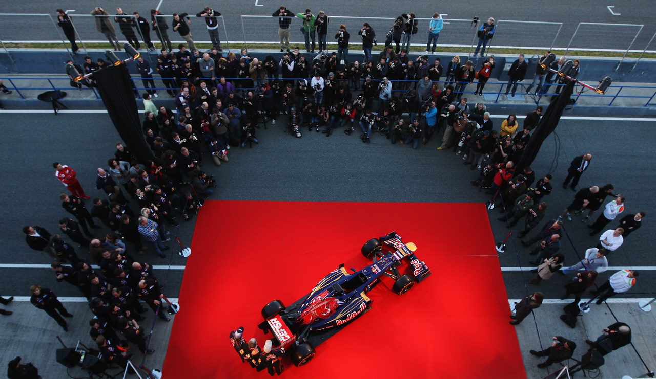 Toro Rosso STR7, JEREZ DE LA FRONTERA, SPAIN - FEBRUARY 06:  Scuderia Toro Rosso drivers Jean-Eric Vergne (L) of France e Daniel Ricciardo (R) of Australia unveil the new Scuderia Toro Rosso STR7 alongside CEPSA Co-Chairman Santiago Bergareche (C) at the Circuito de Jerez on February 6, 2012 in Jerez de la Frontera, Spain.  (Photo by Ker Robertson/Getty Images)