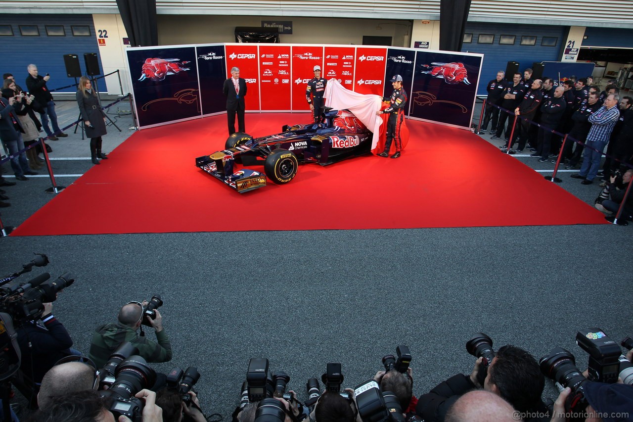Toro Rosso STR7, 
Daniel Ricciardo (AUS), Scuderia Toro Rosso e Jean-Eric Vergne (FRA), Scuderia Toro Rosso  - Toro Rosso STR7 Launch 