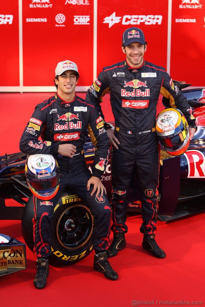 Toro Rosso STR7, 
Daniel Ricciardo (AUS), Scuderia Toro Rosso e Jean-Eric Vergne (FRA), Scuderia Toro Rosso  - Toro Rosso STR7 Launch 