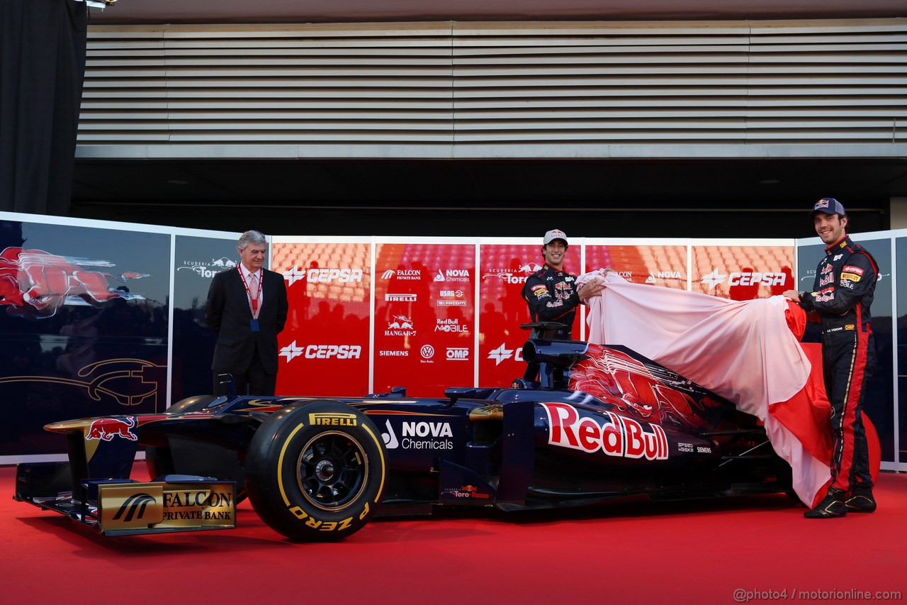 Toro Rosso STR7, 
Daniel Ricciardo (AUS), Scuderia Toro Rosso e Jean-Eric Vergne (FRA), Scuderia Toro Rosso  - Toro Rosso STR7 Launch 
