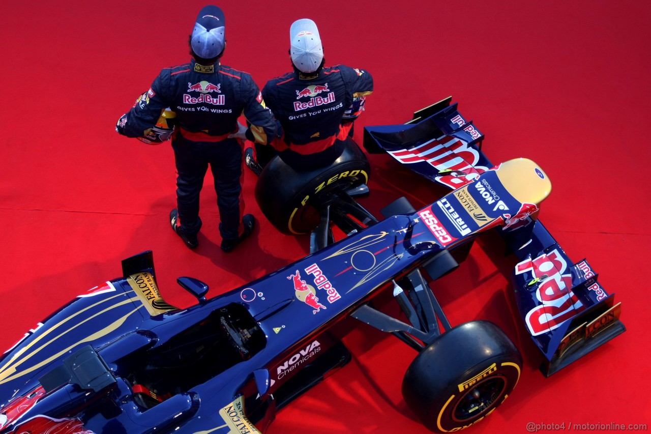 Toro Rosso STR7, 
Jean-Eric Vergne (FRA), Scuderia Toro Rosso  e Daniel Ricciardo (AUS), Scuderia Toro Rosso  - Toro Rosso STR7 Launch 