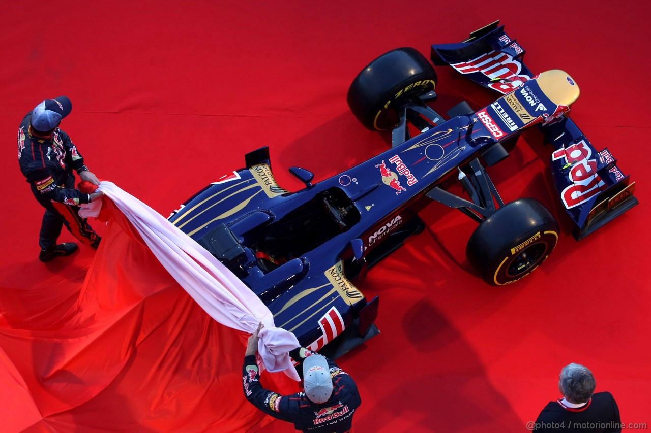 Toro Rosso STR7, 
Jean-Eric Vergne (FRA), Scuderia Toro Rosso  e Daniel Ricciardo (AUS), Scuderia Toro Rosso  - Toro Rosso STR7 Launch 