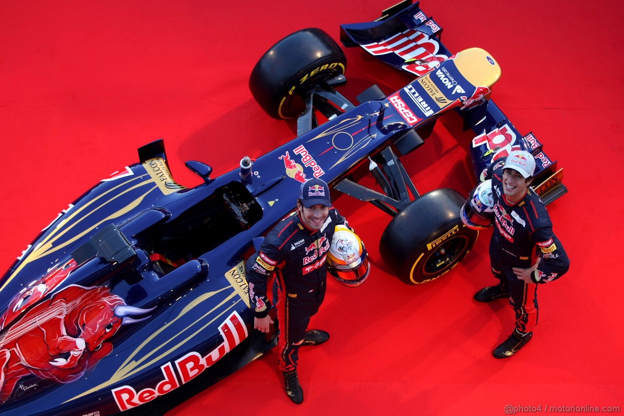 Toro Rosso STR7, 
Jean-Eric Vergne (FRA), Scuderia Toro Rosso  e Daniel Ricciardo (AUS), Scuderia Toro Rosso  - Toro Rosso STR7 Launch 
