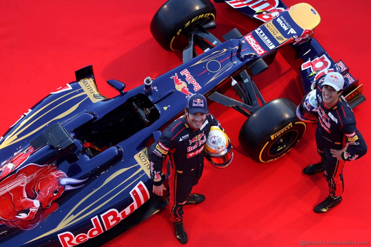 Toro Rosso STR7, 
Jean-Eric Vergne (FRA), Scuderia Toro Rosso  e Daniel Ricciardo (AUS), Scuderia Toro Rosso  - Toro Rosso STR7 Launch 