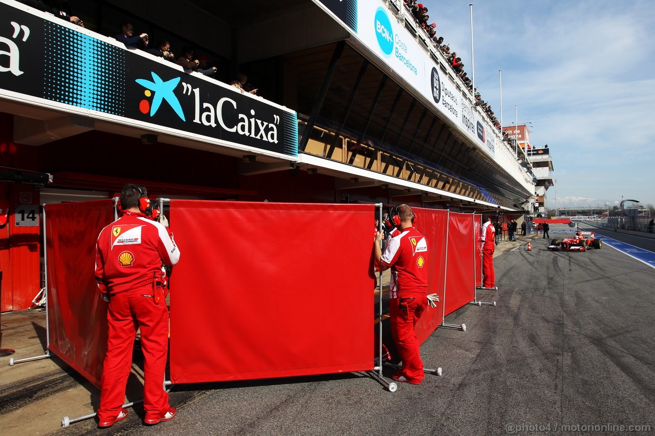BARCELONA TEST MARZO 2013, Fernando Alonso (ESP) Ferrari F138 pulls in behind red screens in the pits.
03.03.2013. 