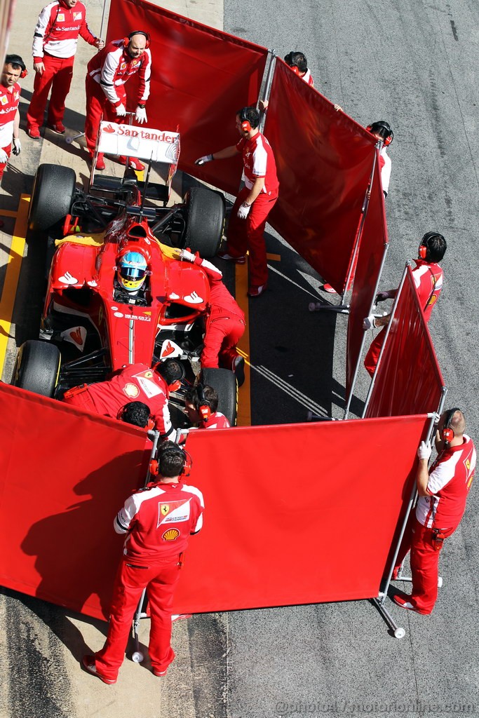 BARCELONA TEST MARZO 2013, Fernando Alonso (ESP) Ferrari F138 in the pits behind red screens.
03.03.2013. 