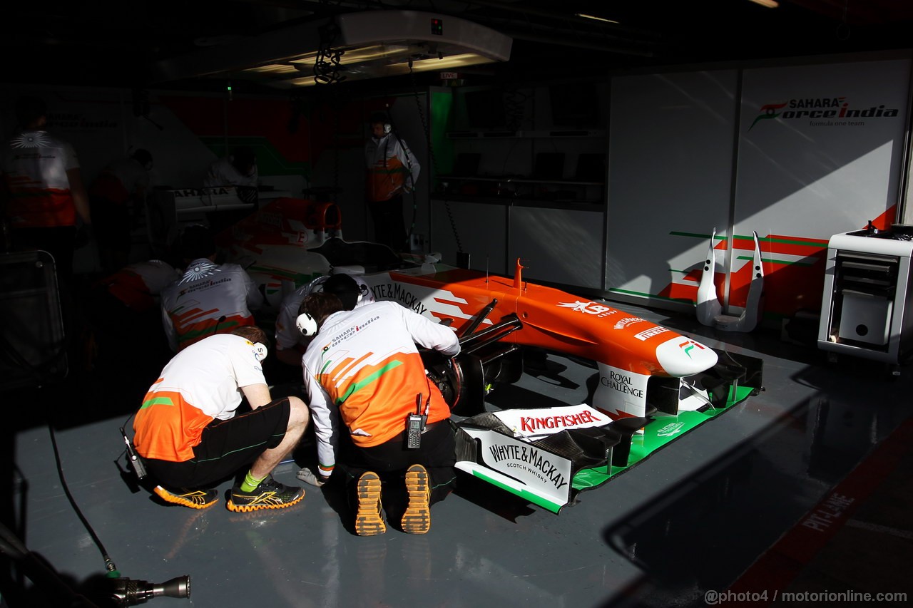 BARCELONA TEST MARZO 2013, Mechanics work on the Sahara Force India F1 VJM06.
03.03.2013. 