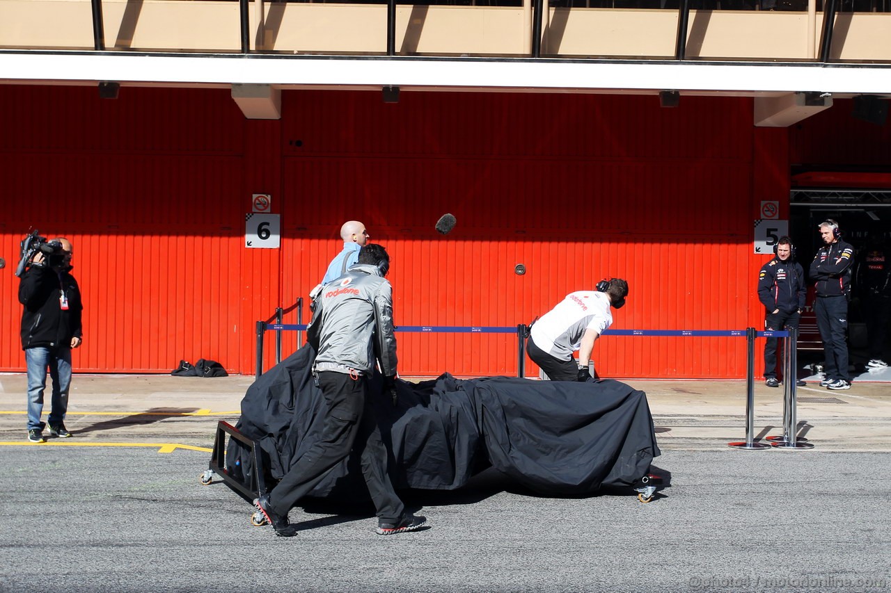 BARCELONA TEST MARZO 2013, McLaren wheel something through the pits.
03.03.2013. 